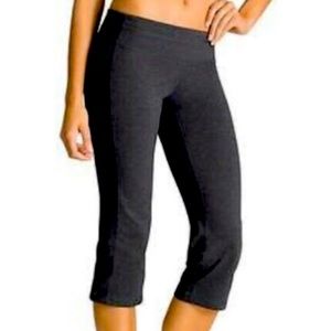 ATHLETA Kick Booty Capri Yoga Pants in Gray cropped size Small. Style# 819277